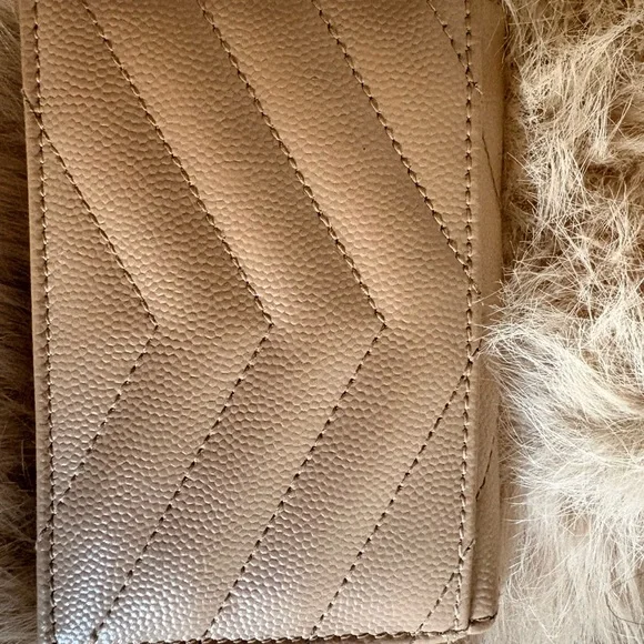 Saint Laurent Beige Chevron Quilted Card Holder with Gold YSL - Picture 4 of 7